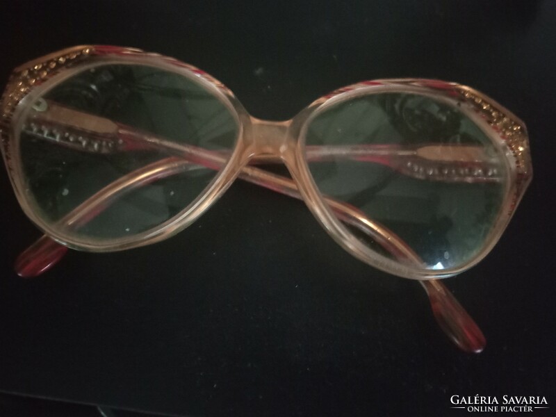 Különleges szemüveg az 1970-es évekből