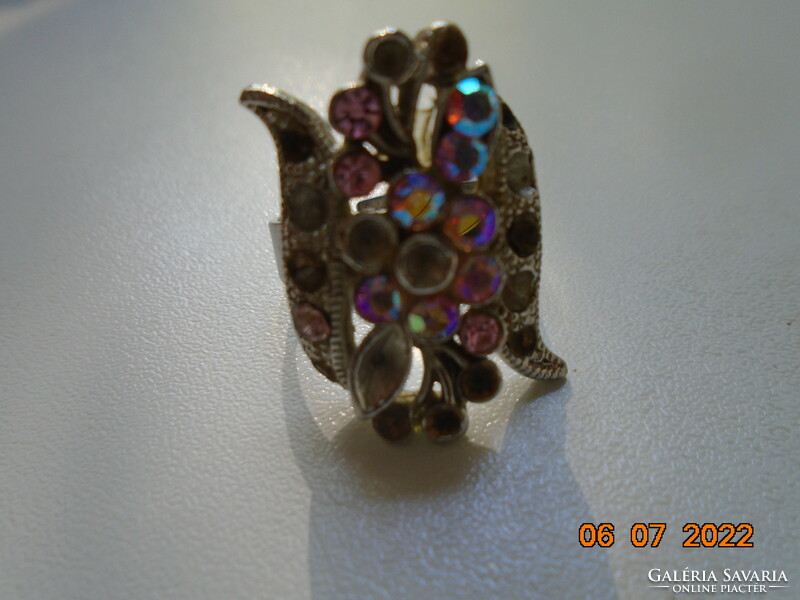 Silver-plated ring with flower shapes and iridescent polished stones