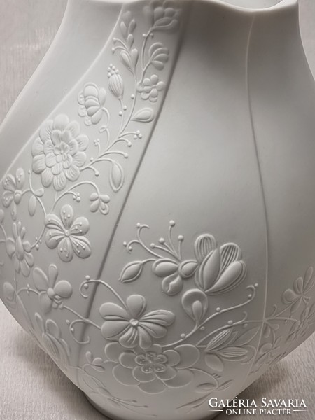 Kaiser(A&K),nagy ovális fehér matt biszkvit porcelán váza,Frey aláírással,virágos domború motívumok