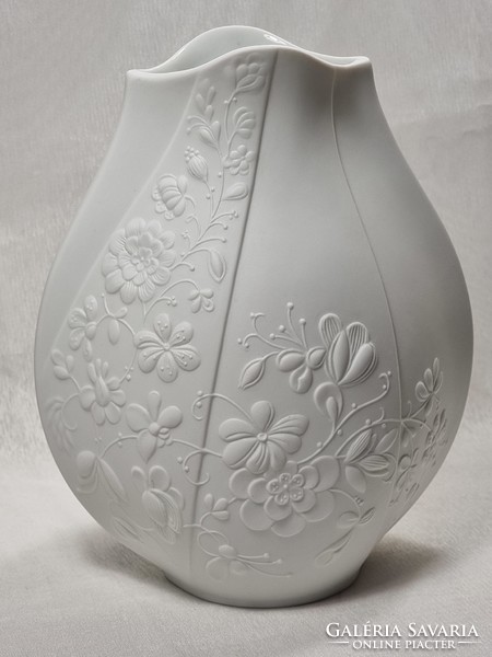 Kaiser(A&K),nagy ovális fehér matt biszkvit porcelán váza,Frey aláírással,virágos domború motívumok