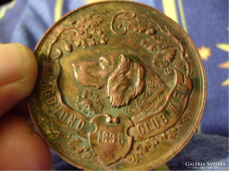 The real pedigree 1896 World Exhibition hunting dog coin with a diameter of 59-gr- 55.5-mm in nice condition