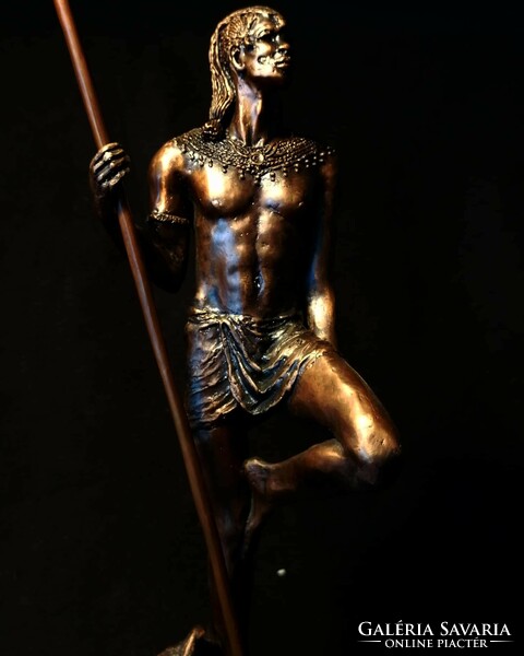 Maszáj oroszlánölő vadász bronz szobor