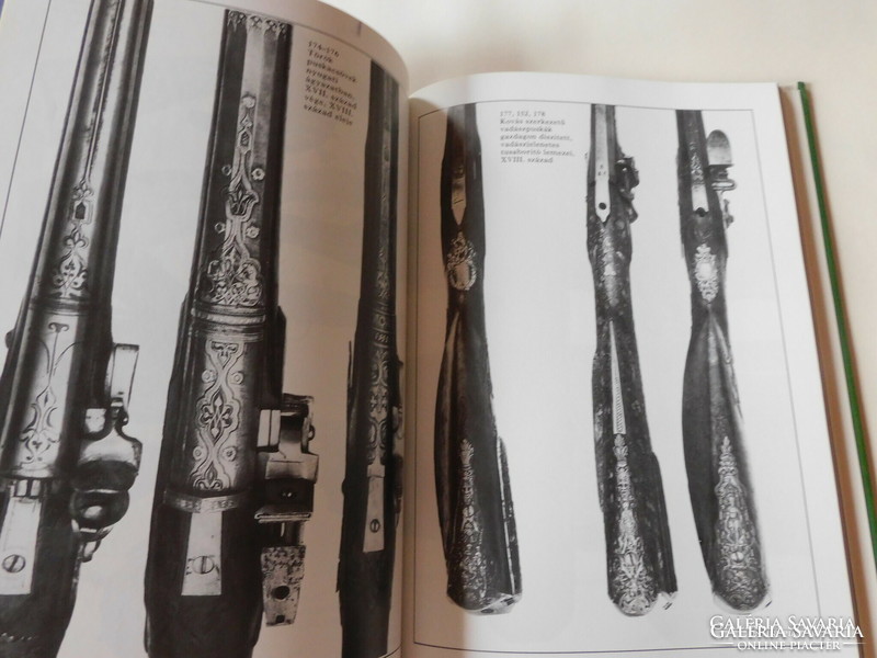 N 41 Antik vadászfegyverekről szóló nagyméretű szakkönyv felsorolás +leírás ajándékozhatóan 313 OLD