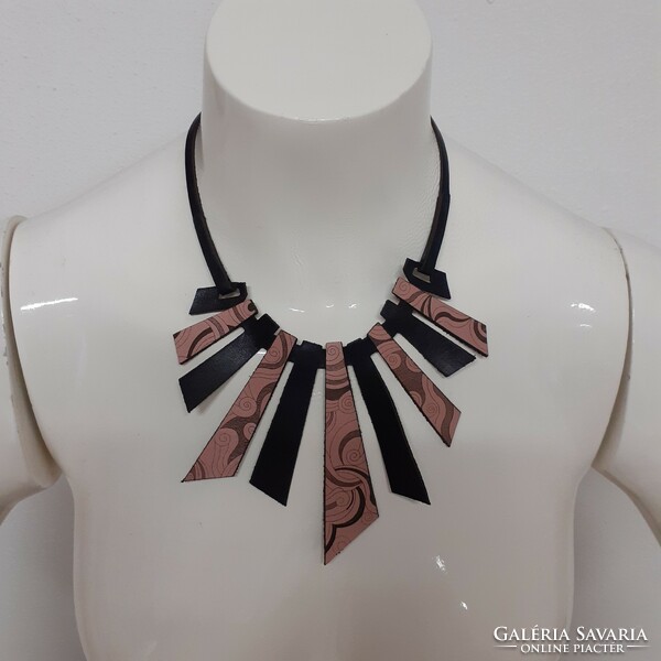 Rózsaszín-fekete bőr design nyaklánc