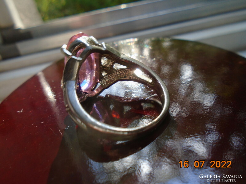 Csiszolt fazettált rózsaszín köves karmos ezüstözött gyűrű