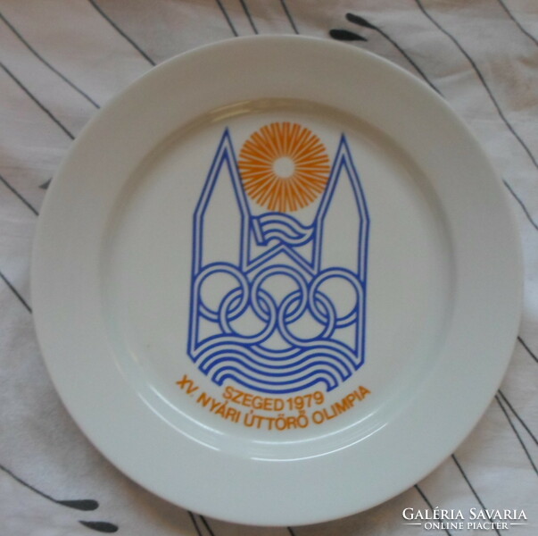 Feliratos porcelán falitányér: Szeged 1979 – XV. Nyári Úttörő Olimpia