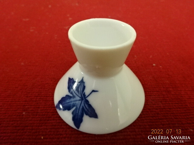 Japán porcelán szakés pohár, kék levélmintával. Vanneki! Jókai.