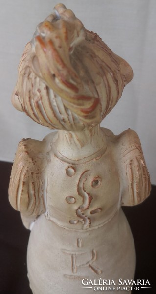 DT/065 - Kovács Éva Orsolya keramikus – Copfos álló lány