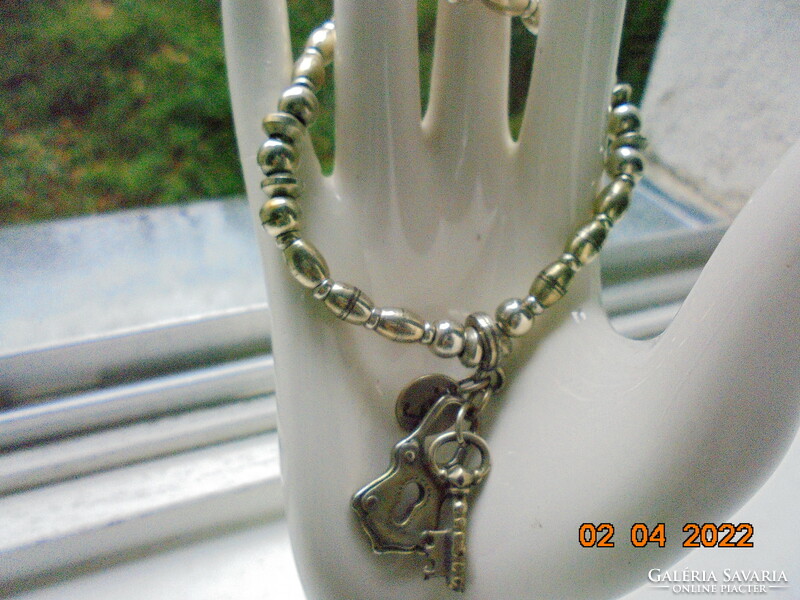 Handmade silver-plated bracelet with Sari logo made of solid pearl metal alloy, with padlock and key