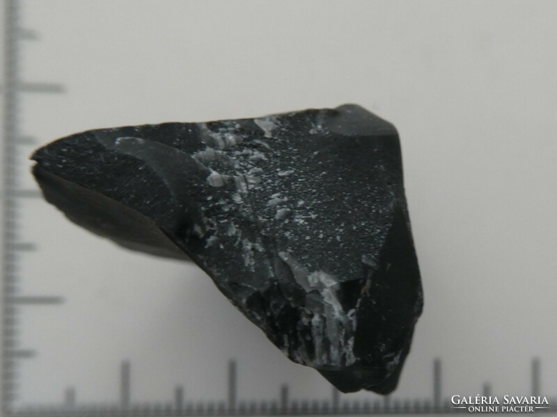 Természetes Ónix ásvány mintadarab: fekete Achát, vékony fehér Kalcedon benövésekkel. 15,6 gramm