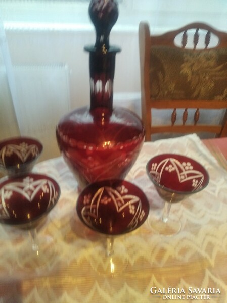 Burgundy engraved polished glass with 4 quinals