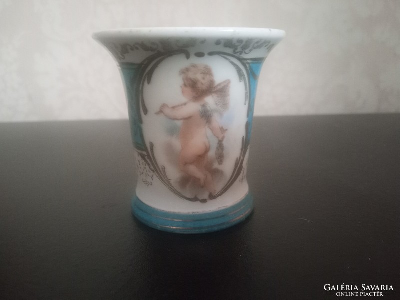 Mocha cup with fisherman's putto from the 1820s