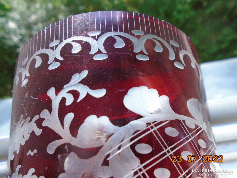 Antik Rubinpácolt csiszolt, maratott vastagfalú üveg váza UGRÓ SZARVAS  mintával