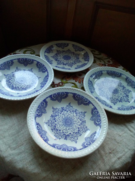 4 Plates with arabesque and rosette pattern, relief pattern