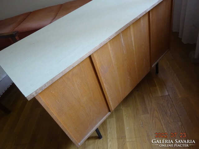 Fa íróasztal, rolós ajtó van a fiókokok takarására. száll. 55 ft/km Vanneki!