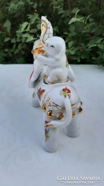 Virágos porcelán elefánt mama kicsinyével