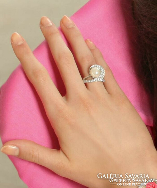 Elegáns gyűrű, kristályokkal díszített