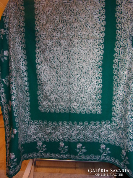 Karácsonyzöld terítő, fehér selyem hímzéssel, 140x200 cm-es