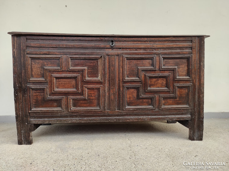 Antique renaissance furniture carved hardwood wooden chest 18-19. Century 5725
