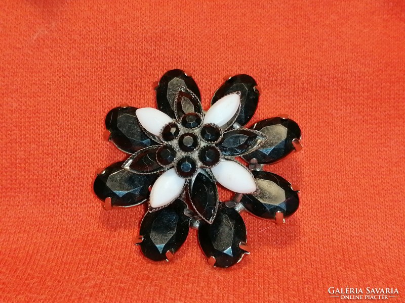 Fekete fehér virág bross, kitűző (329)