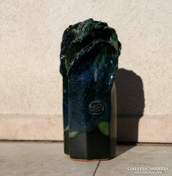 Képcsarnokos váza (ritka) párban egyedi formavilággal és színnel (Ma: 29 cm és 12 cm)