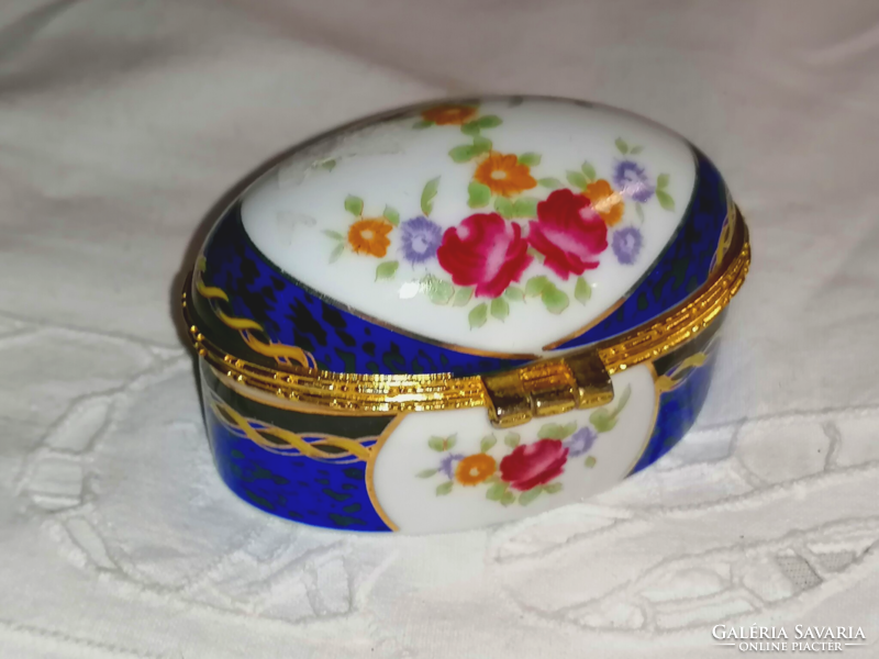 Porcelain flower ring box.