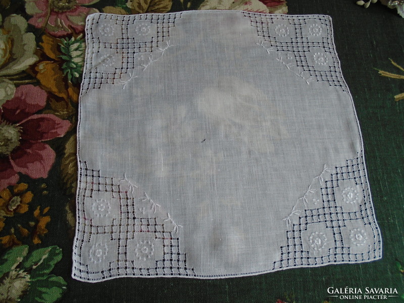 Old, sewn, embroidered handkerchiefs, handkerchiefs, handkerchiefs. 26.5 X 26.5 Xm.