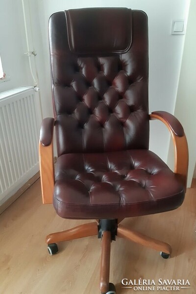 Luxury swivel chair
