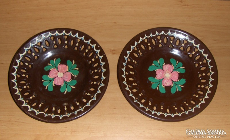 Pair of openwork ceramic wall plates 19 cm (s)