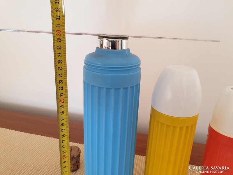 Régi retro 3 db üvegbetétes italos termosz színes műanyag termosz palack
