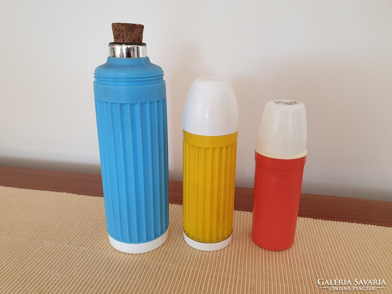Régi retro 3 db üvegbetétes italos termosz színes műanyag termosz palack