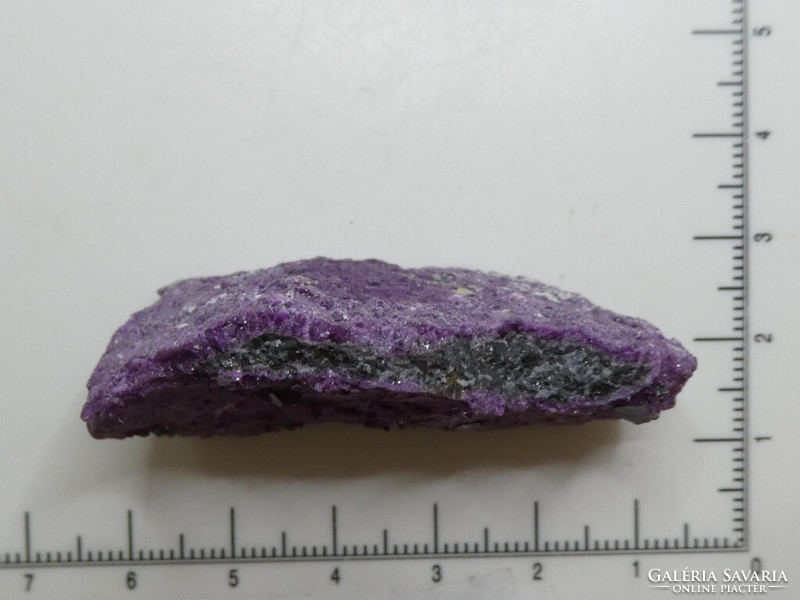 Természetes, ritka Kämmererit mintadarab. Gyűjteményi ásvány. 38 gramm Ragyogó bíbor kristályokkal.