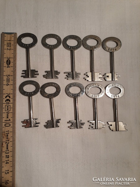 10 old Hungarian safe and vault keys