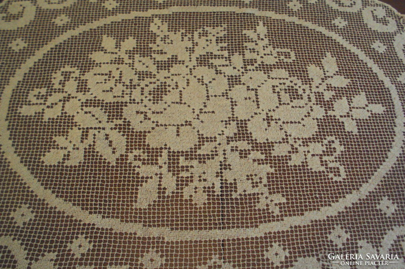 Antique lace table centerpiece, with a rose pattern, in good condition.