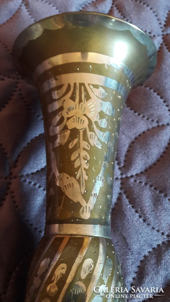 Oriental chiseled metal vase (m202)