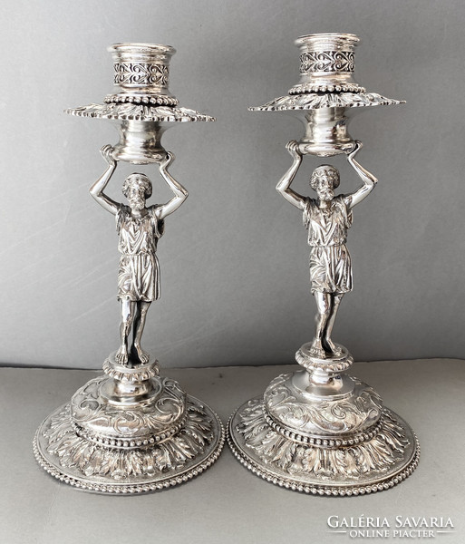 Rendkívüli,figurális ezüst gyertyatartó pár.