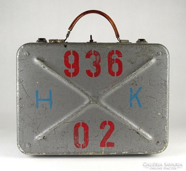 1J986 Régi szivaccsal bélelt plombálható orosz fém biztonsági koffer