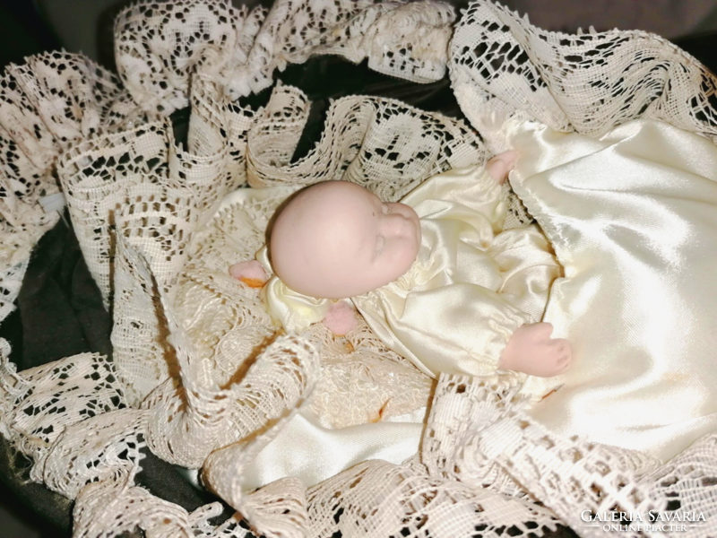 Vintage babakocsi, alvó porcelán bébi babával. Nagyon szép!
