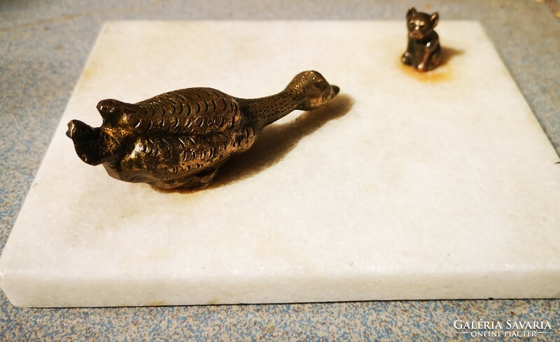 Bronz -réz szobor liba kiskutya Dog , Bulldog márvány talpon ,levél nehezék Bécsi bronz jellegű pici