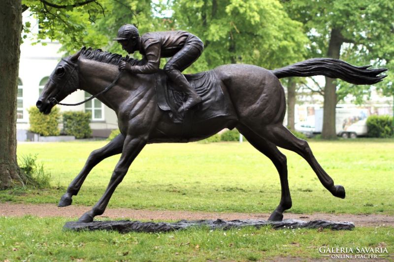Zsoké a lovon - Életnagyságú bronz szobor