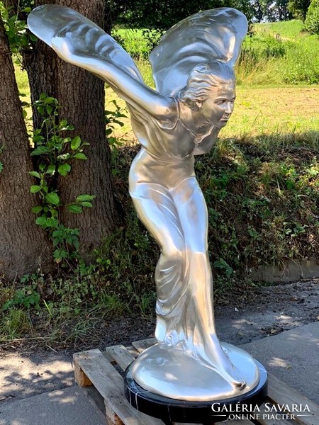 ﻿﻿Az extázis szelleme: Emily Rolls Royce szobor