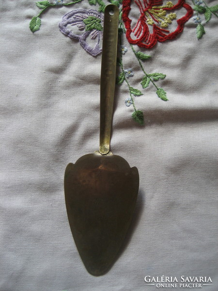 Old alpaca cake scoop