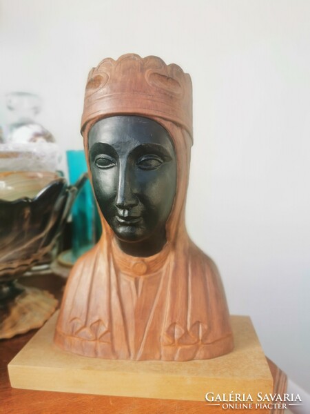 Queen Gisella, wooden bust