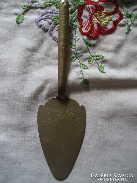 Old alpaca cake scoop