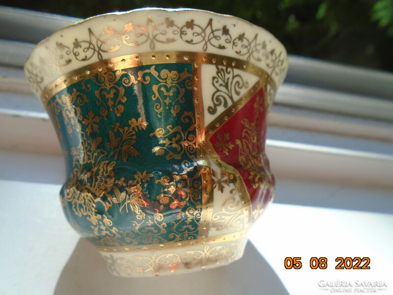 Altwien csésze Nimfa és Angyalka jelenettel arany virág mintával keretezve