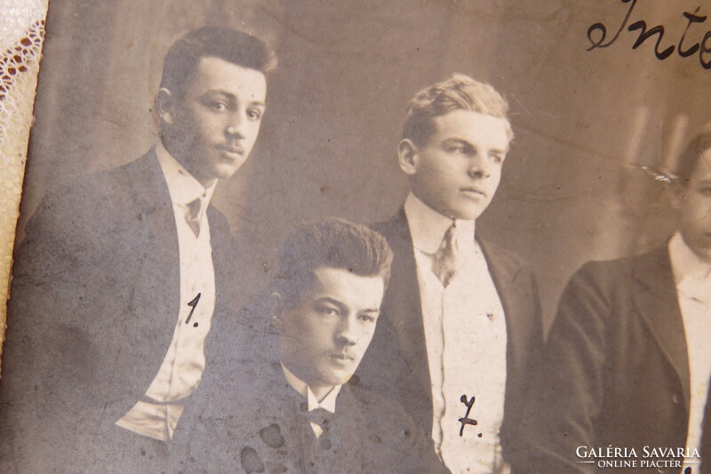 Antik nevesített fotólap, fiúk az internátusban 1909