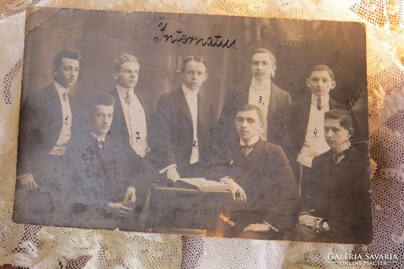 Antik nevesített fotólap, fiúk az internátusban 1909