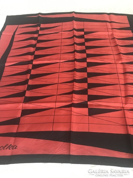 Selyemkendő vörös és fekete színben, 66 x 66 cm