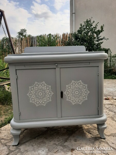 Art deco chest of drawers in Provence style