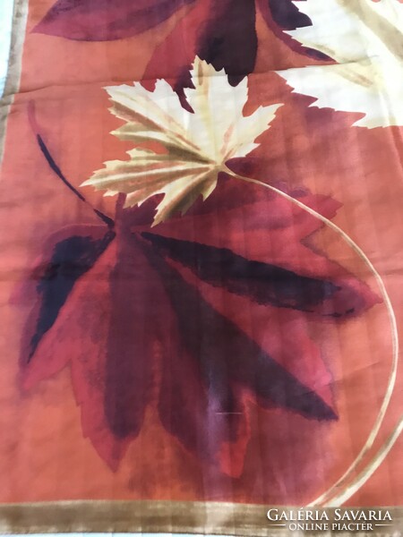 Őszi színekkel és levélmintával készült kendő, 87 x 88 cm